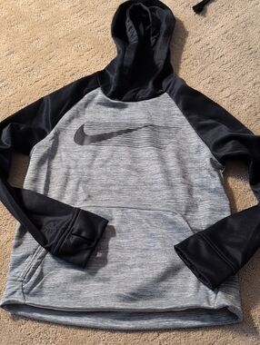 Nike Dri Fit Boys Heather Gray and Black Size Medium Hoodie